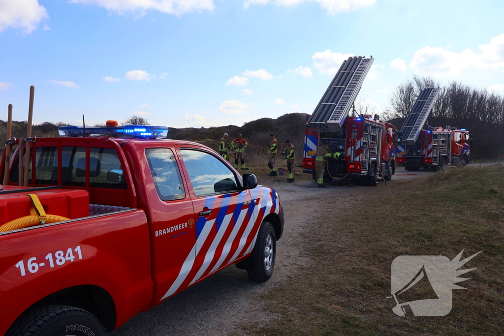 Flink stuk duin in brand, brandweer schaalt op