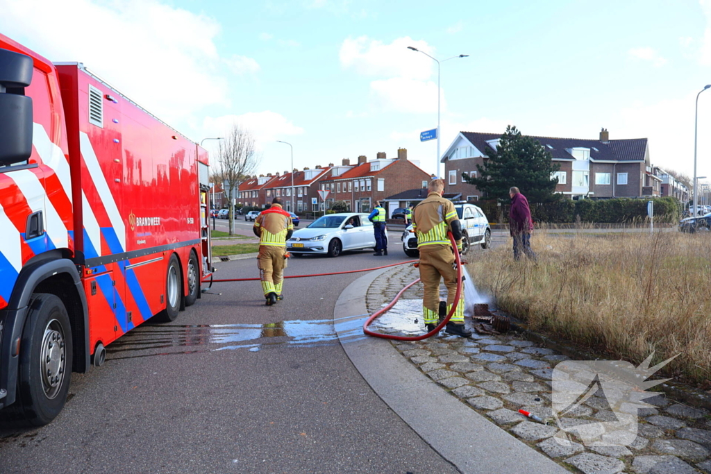 Flink stuk duin in brand, brandweer schaalt op