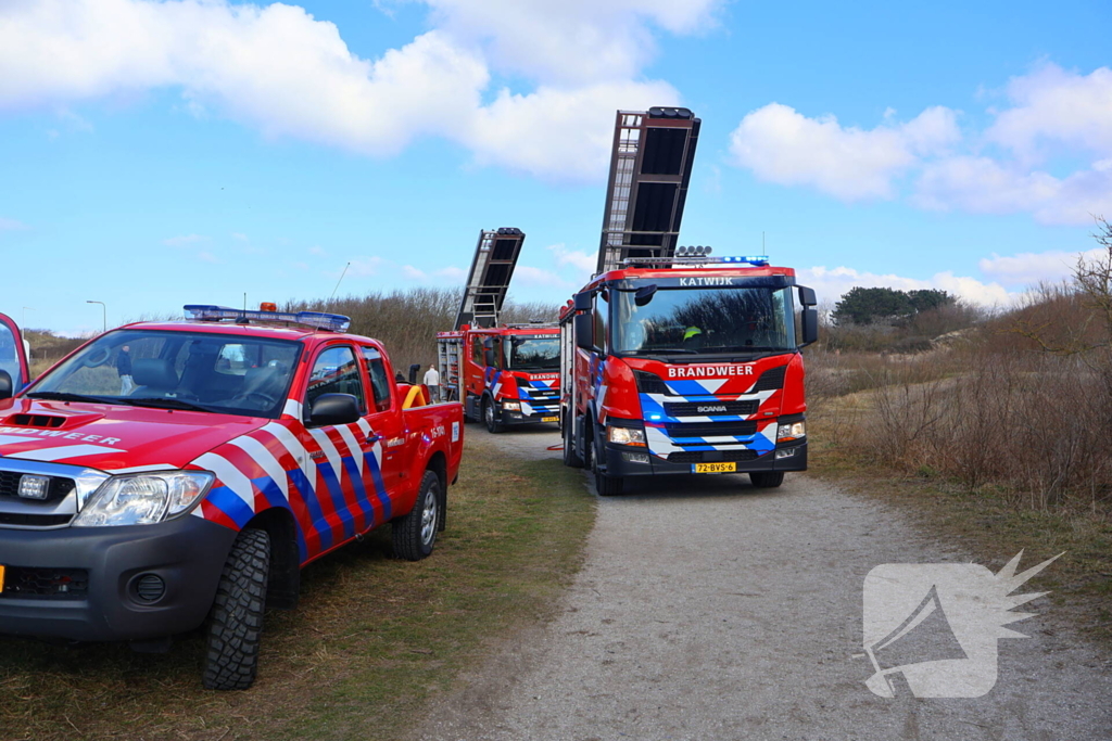 Flink stuk duin in brand, brandweer schaalt op