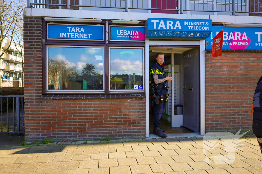 Vuurwapen getoond tijdens overval op telefoonzaak