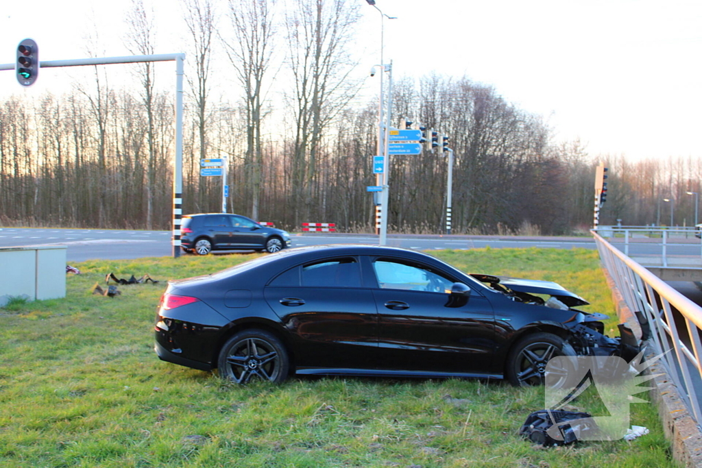 Bestuurder ernstig gewond na crash tegen viaduct