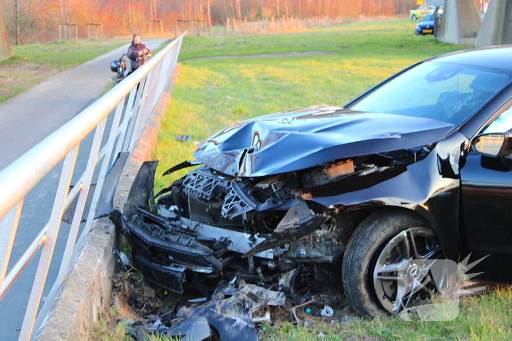 Bestuurder ernstig gewond na crash tegen viaduct