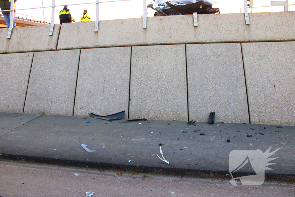 Bestuurder ernstig gewond na crash tegen viaduct