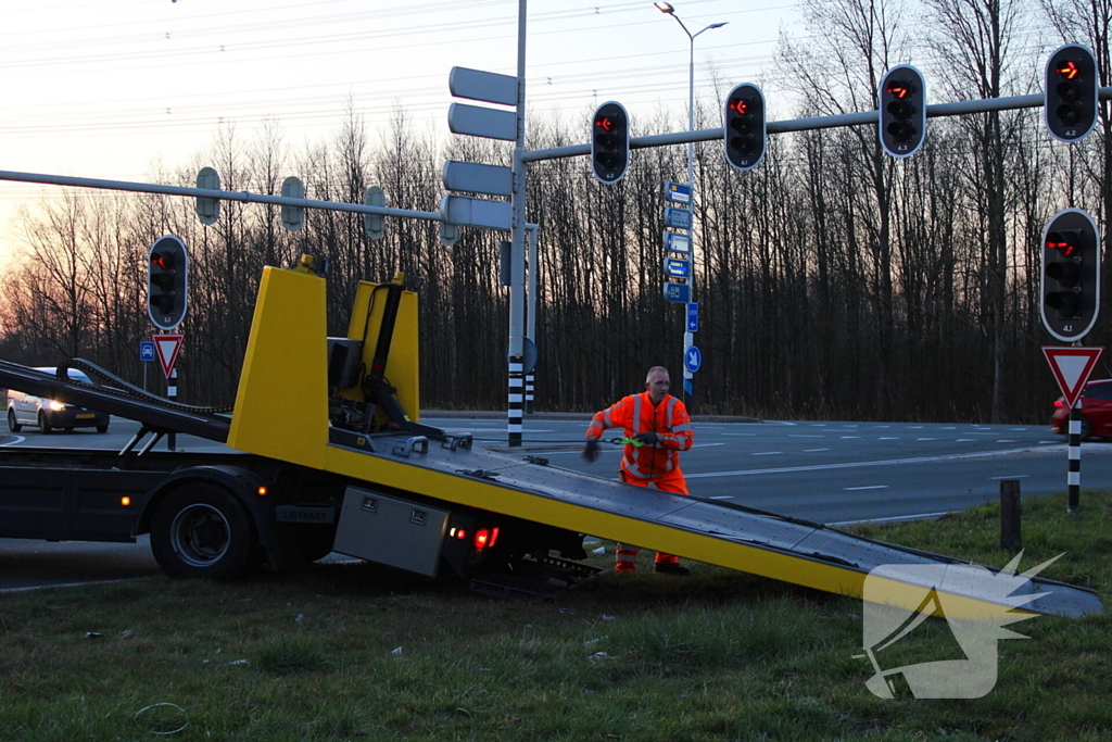 Bestuurder ernstig gewond na crash tegen viaduct