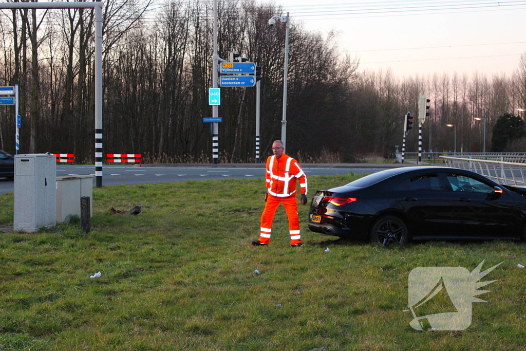 Bestuurder ernstig gewond na crash tegen viaduct