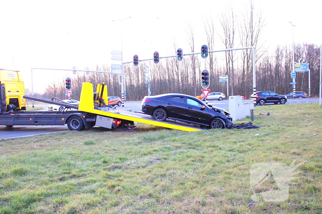 Bestuurder ernstig gewond na crash tegen viaduct