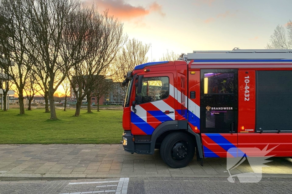 Winkelmedewerkers doen bluspoging bij rietbrand