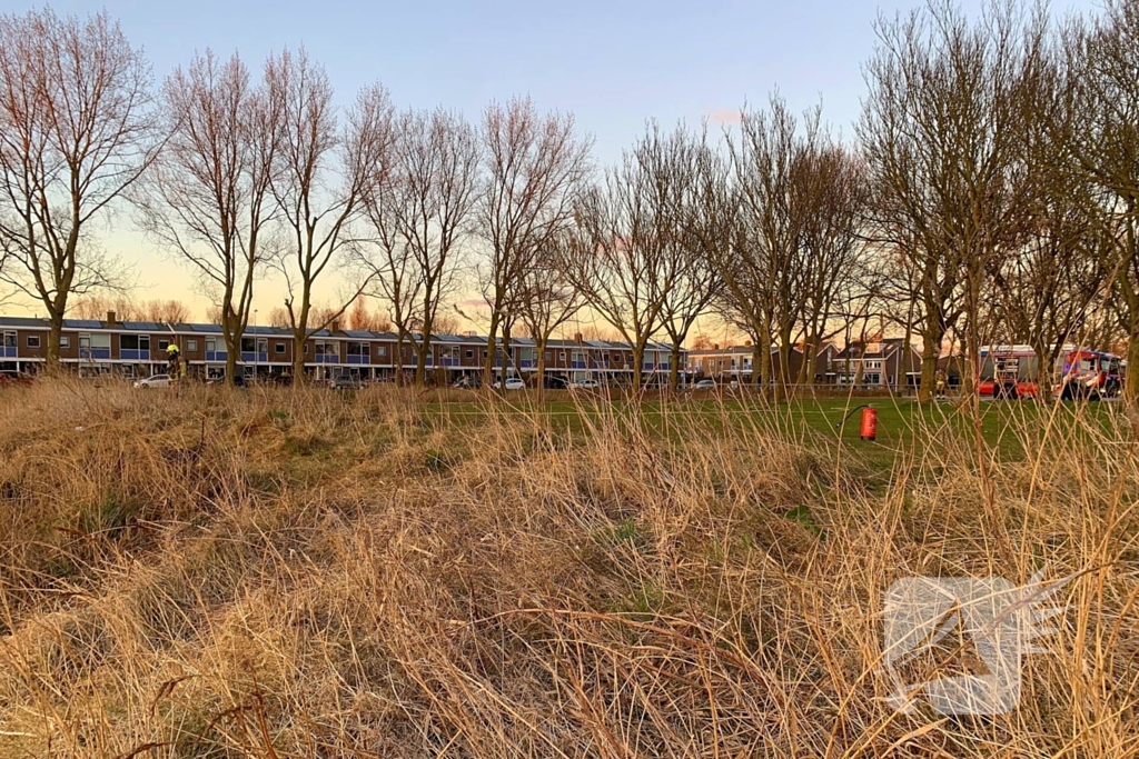 Winkelmedewerkers doen bluspoging bij rietbrand