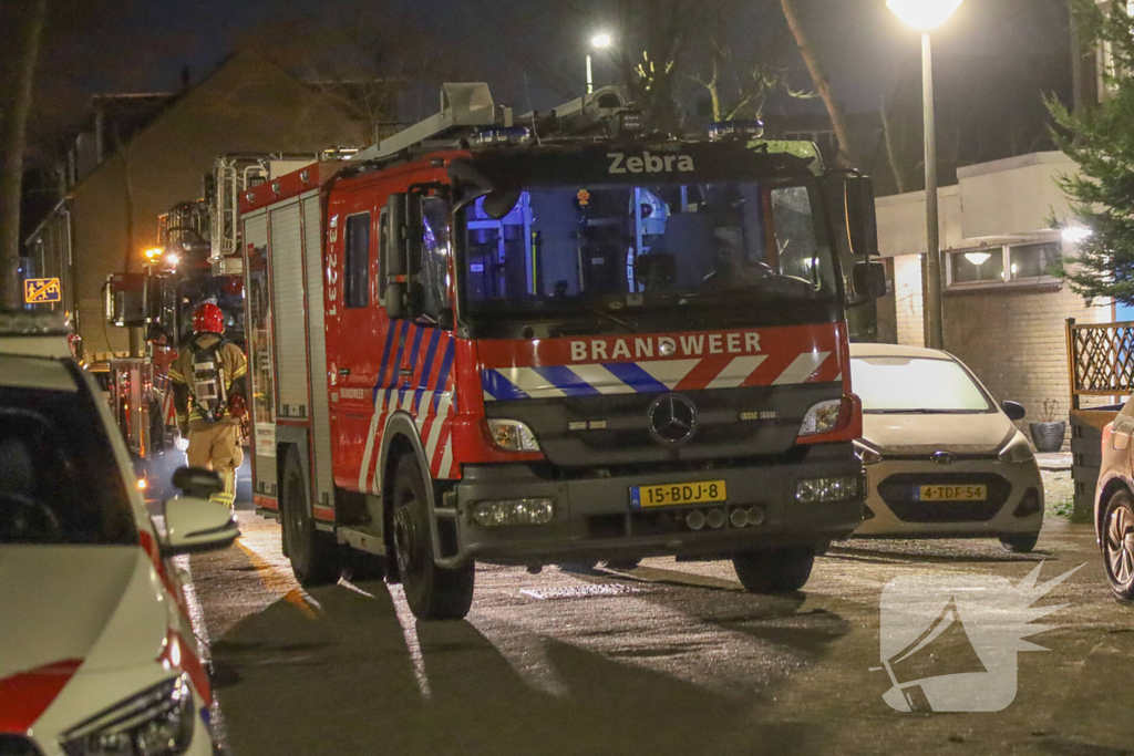 Explosie bij portiek van flatgebouw, brandweer blust vuurhaard