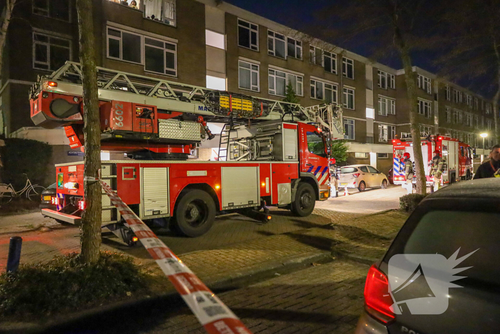 Explosie bij portiek van flatgebouw, brandweer blust vuurhaard