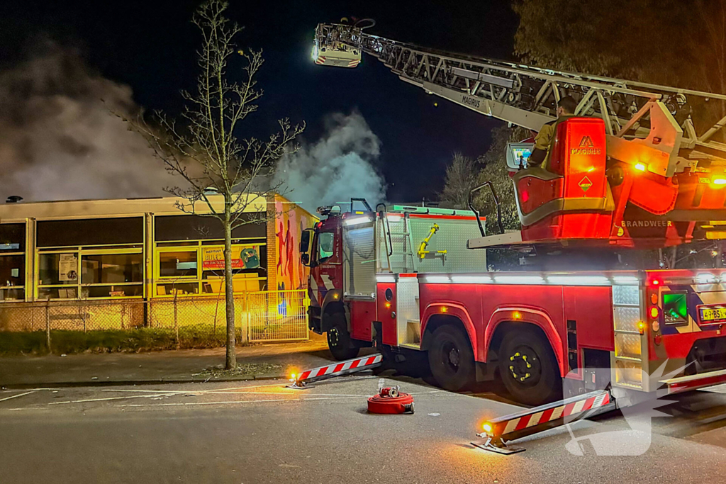 Explosie en grote brand in buurthuis, eerder doelwit geweest van explosie