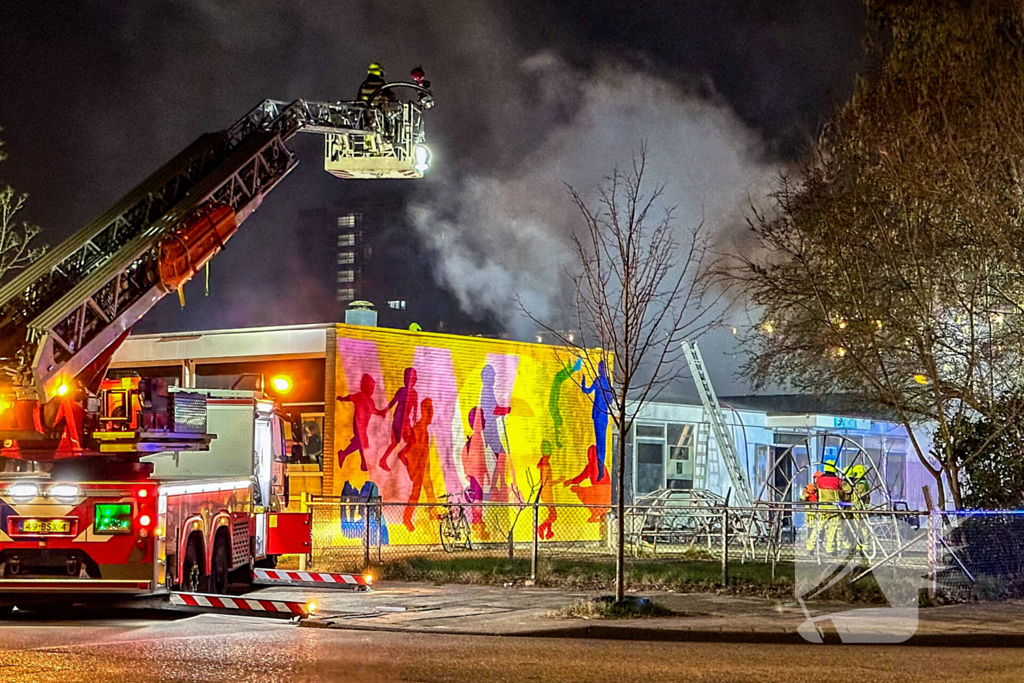Explosie en grote brand in buurthuis, eerder doelwit geweest van explosie
