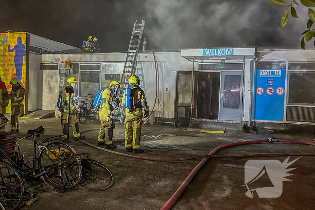 Explosie en grote brand in buurthuis, eerder doelwit geweest van explosie