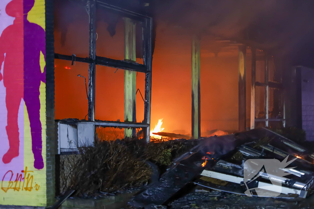 Explosie en grote brand in buurthuis, eerder doelwit geweest van explosie