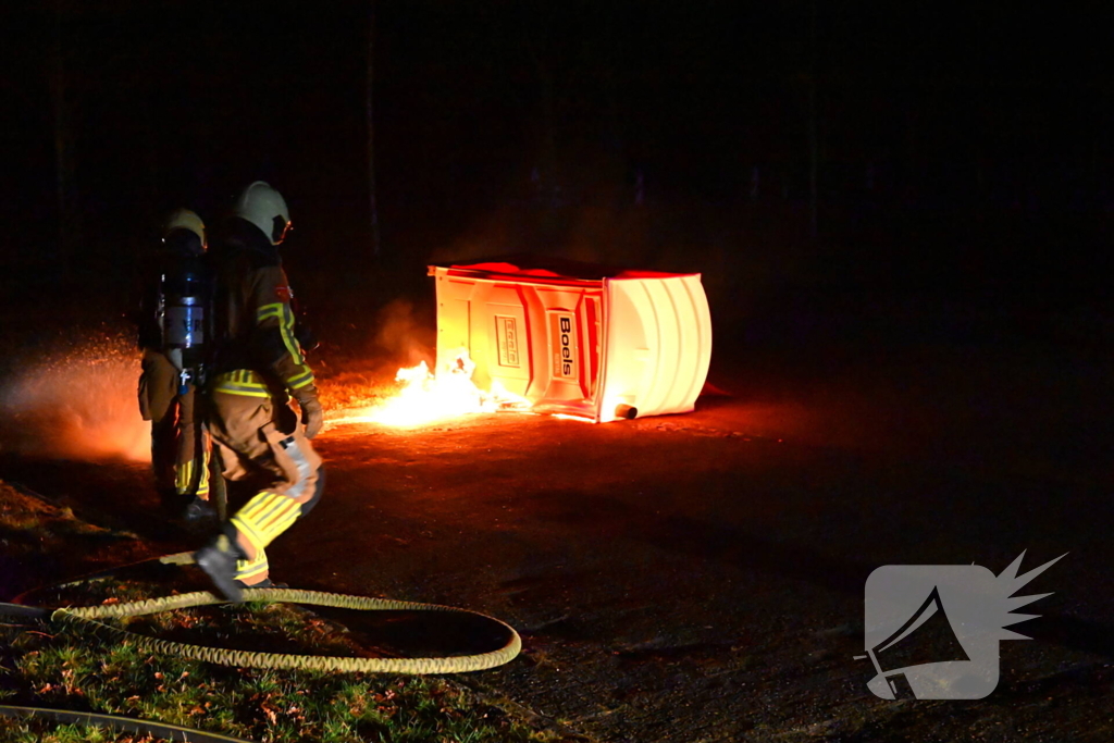 Brandweer blust brandende dixi