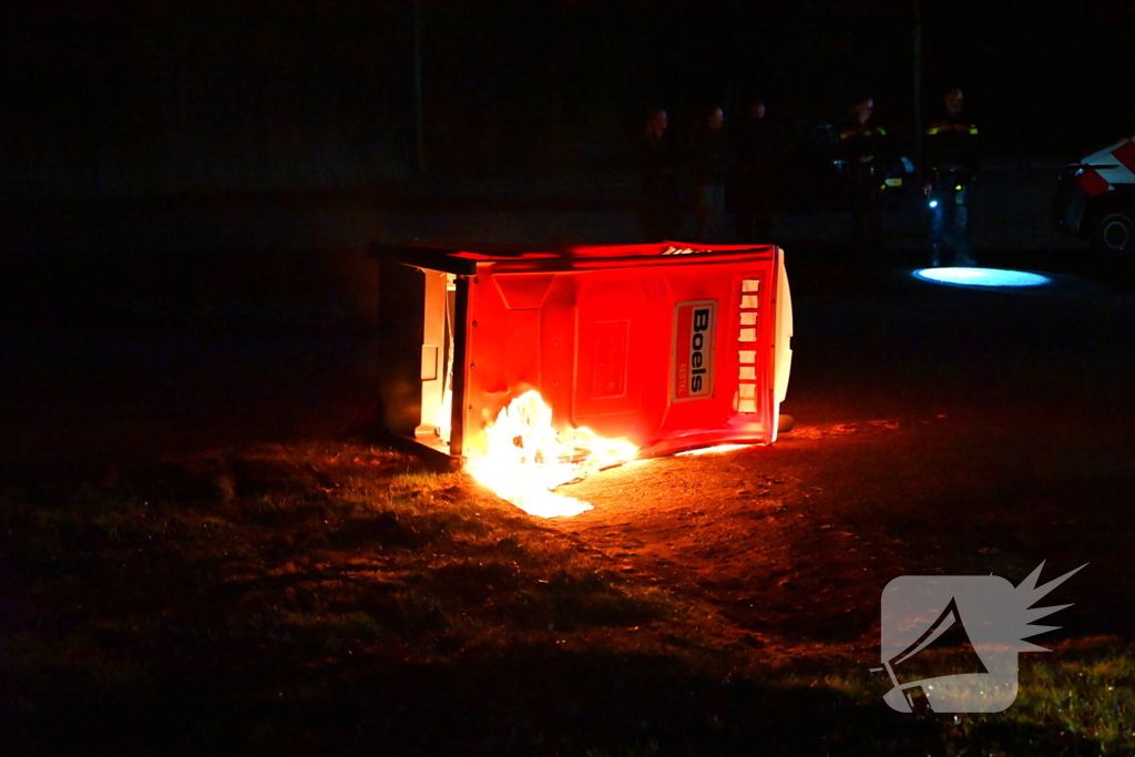 Brandweer blust brandende dixi