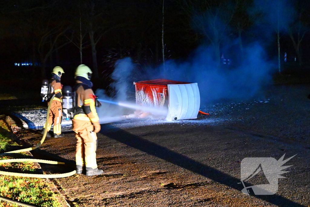 Brandweer blust brandende dixi