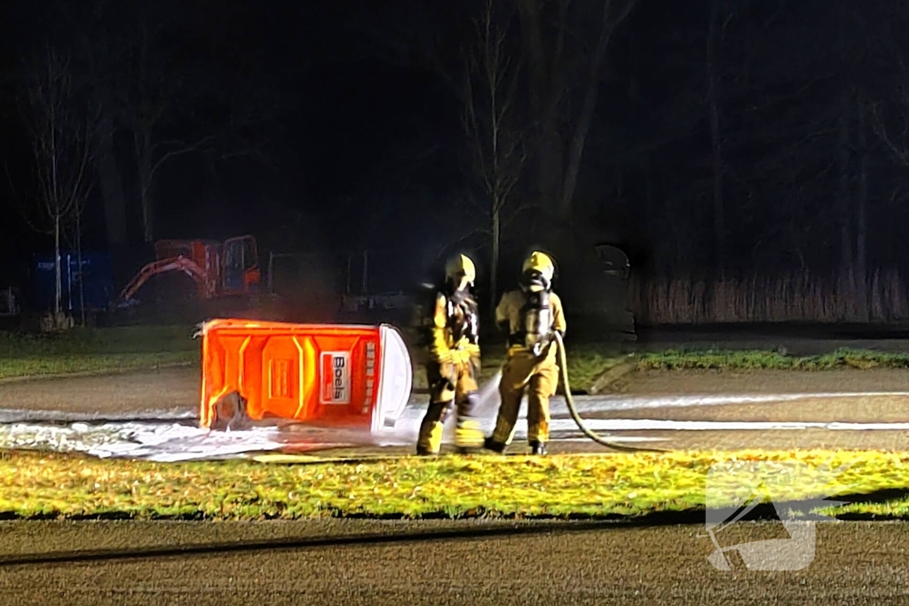 Brandweer blust brandende dixi