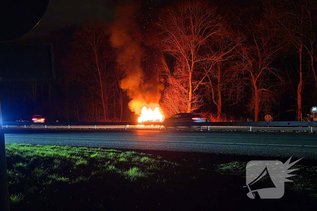 Personenauto volledig verwoest door brand