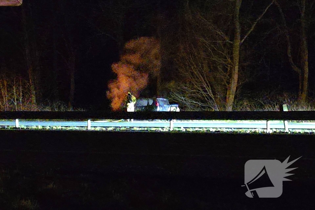 Personenauto volledig verwoest door brand
