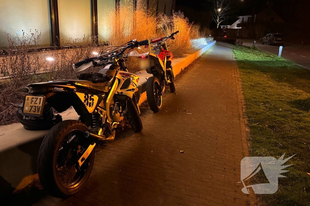 Twee brommerrijders gewond bij aanrijding voor zebrapad