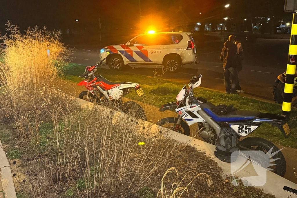 Twee brommerrijders gewond bij aanrijding voor zebrapad