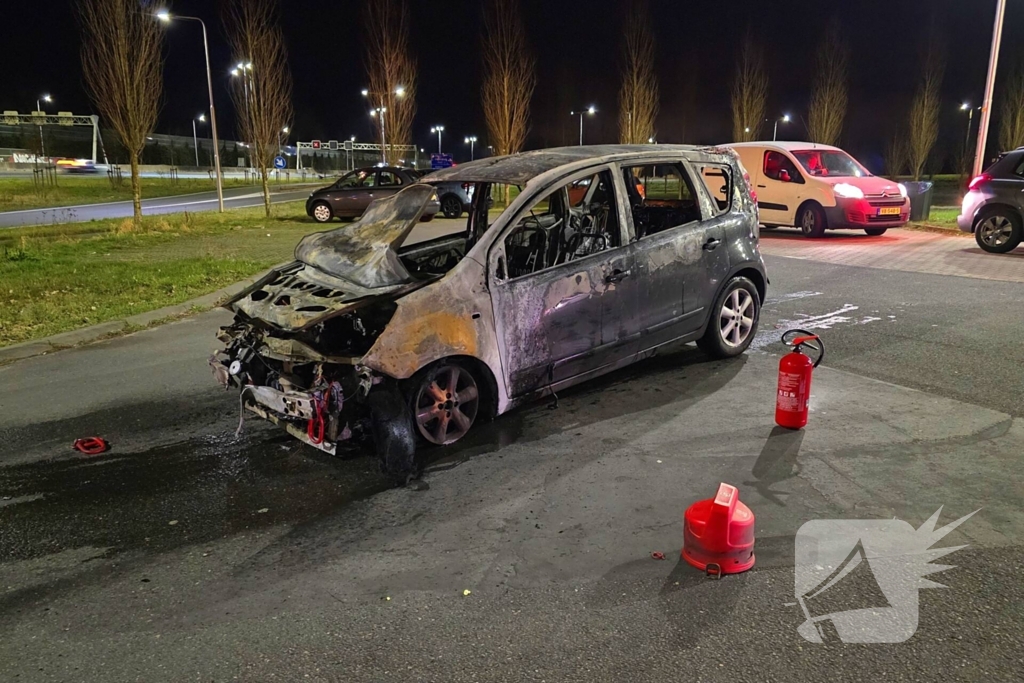 Voertuig vat vlam op voertuig van berger