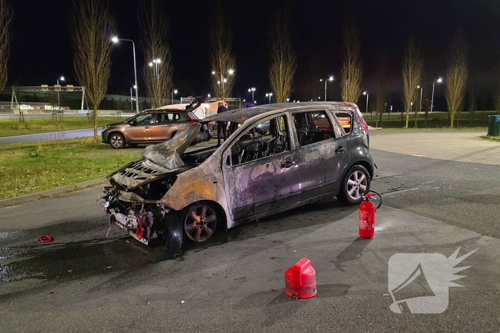 Voertuig vat vlam op voertuig van berger