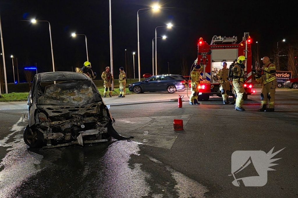 Voertuig vat vlam op voertuig van berger