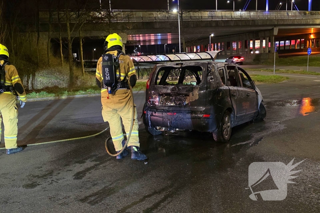 Voertuig vat vlam op voertuig van berger
