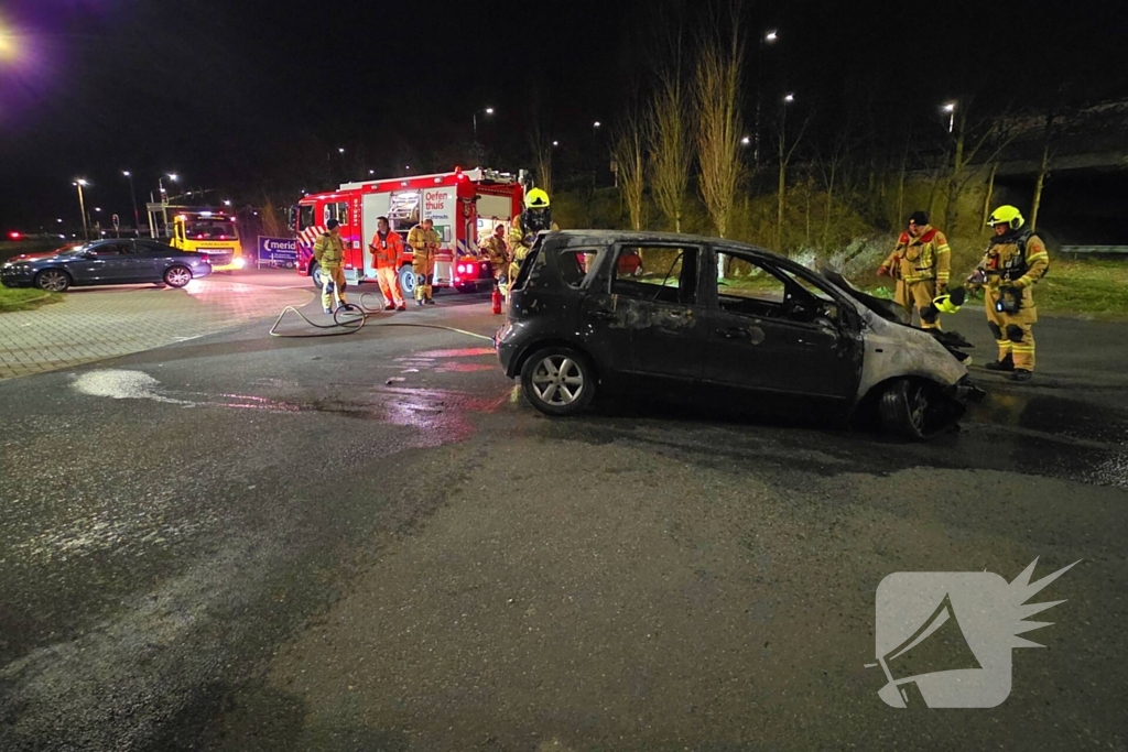 Voertuig vat vlam op voertuig van berger
