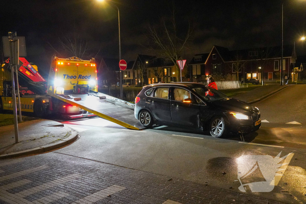 Auto's zwaar beschadigd na botsing op kruising