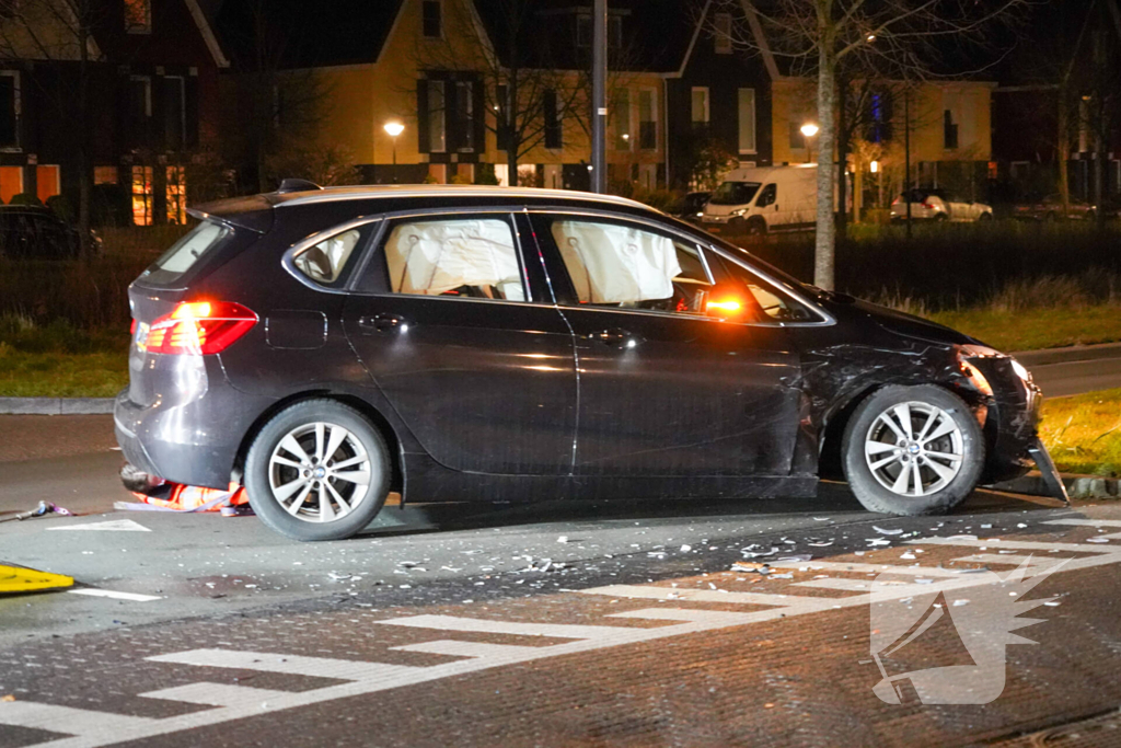 Auto's zwaar beschadigd na botsing op kruising