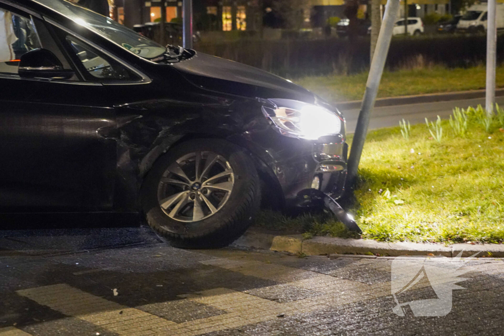 Auto's zwaar beschadigd na botsing op kruising