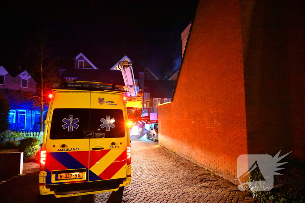 Persoon gered uit brandende woning