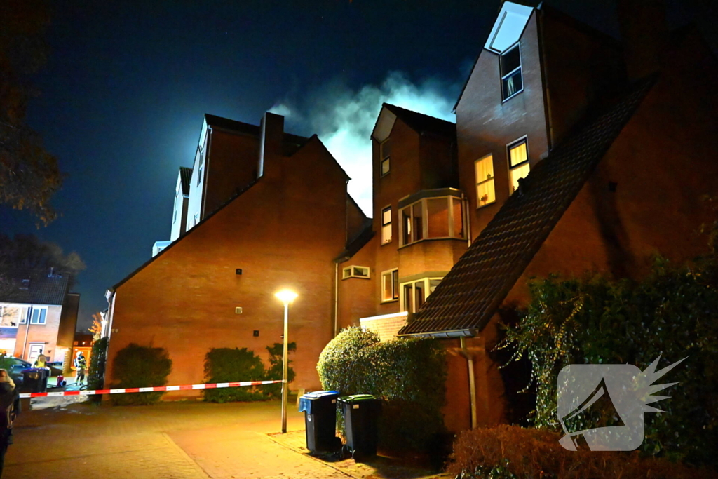 Persoon gered uit brandende woning