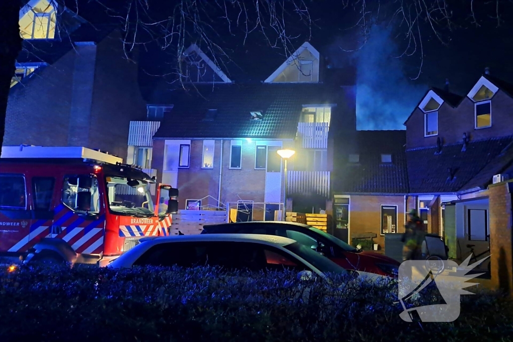 Persoon gered uit brandende woning