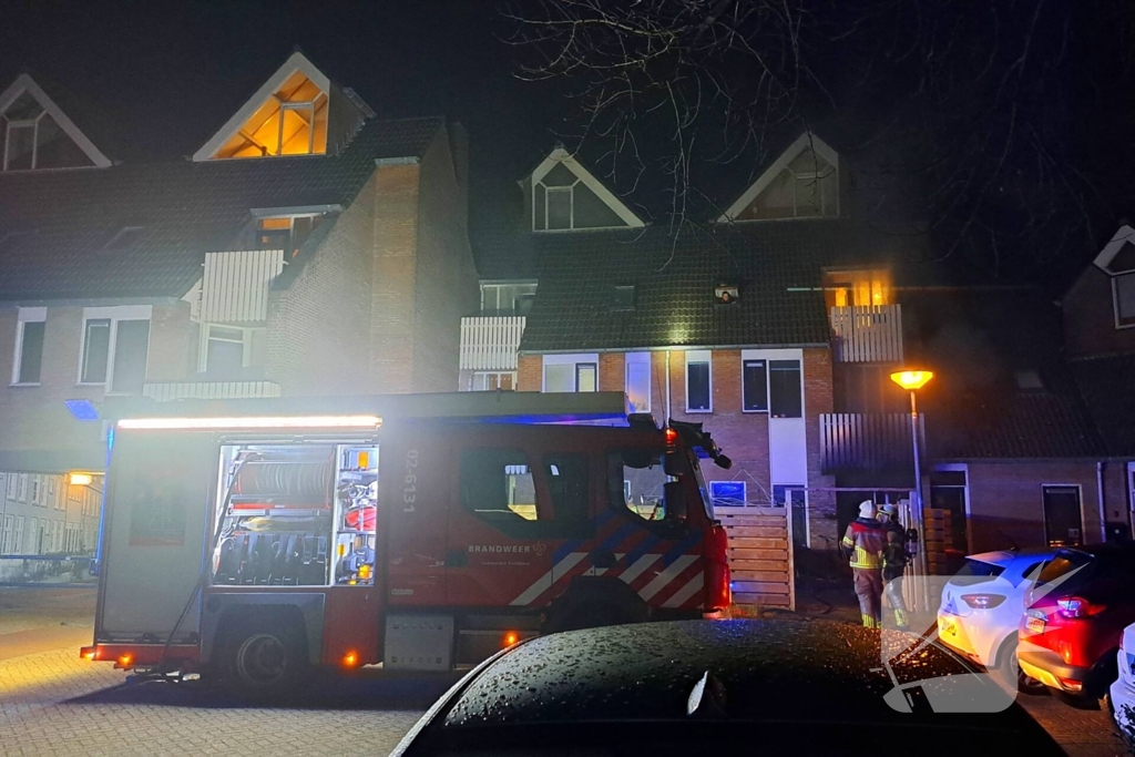 Persoon gered uit brandende woning
