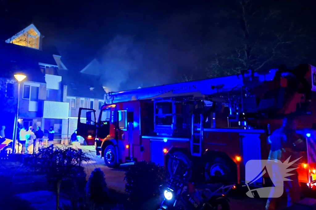 Persoon gered uit brandende woning