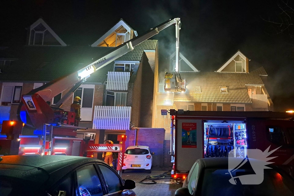 Persoon gered uit brandende woning