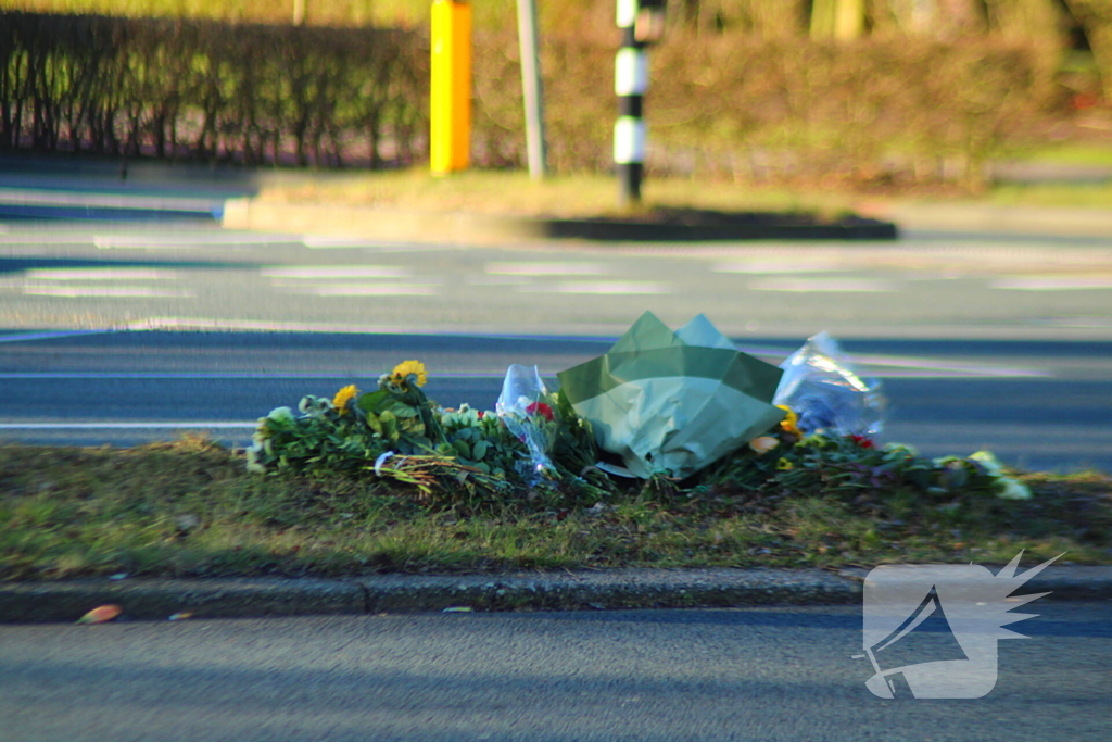Bloemen neergelegd ter nagedachtenis aan overleden fietser