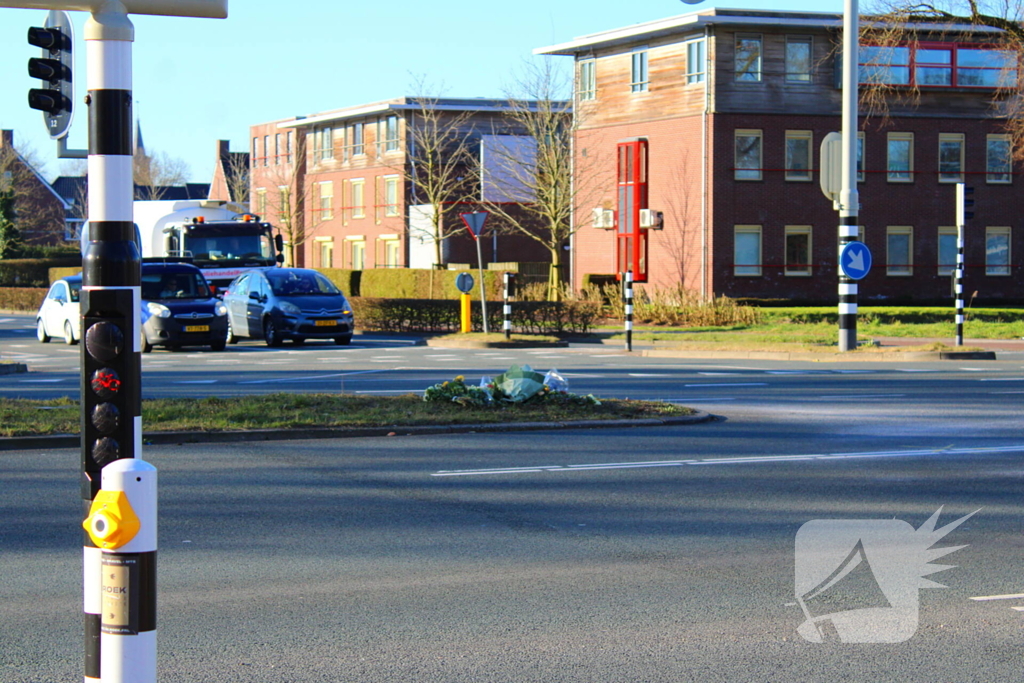 Bloemen neergelegd ter nagedachtenis aan overleden fietser