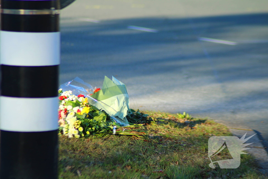 Bloemen neergelegd ter nagedachtenis aan overleden fietser