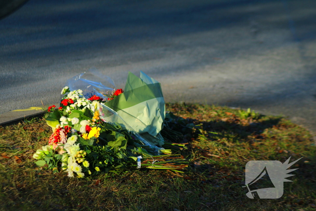 Bloemen neergelegd ter nagedachtenis aan overleden fietser