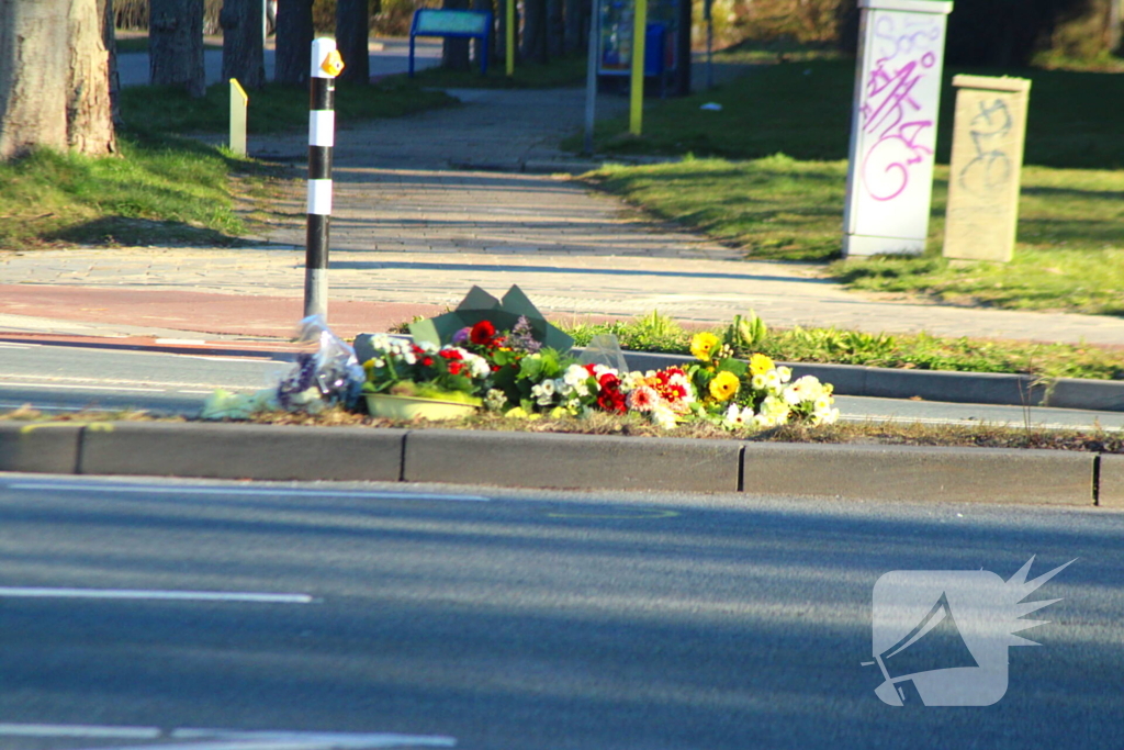 Bloemen neergelegd ter nagedachtenis aan overleden fietser