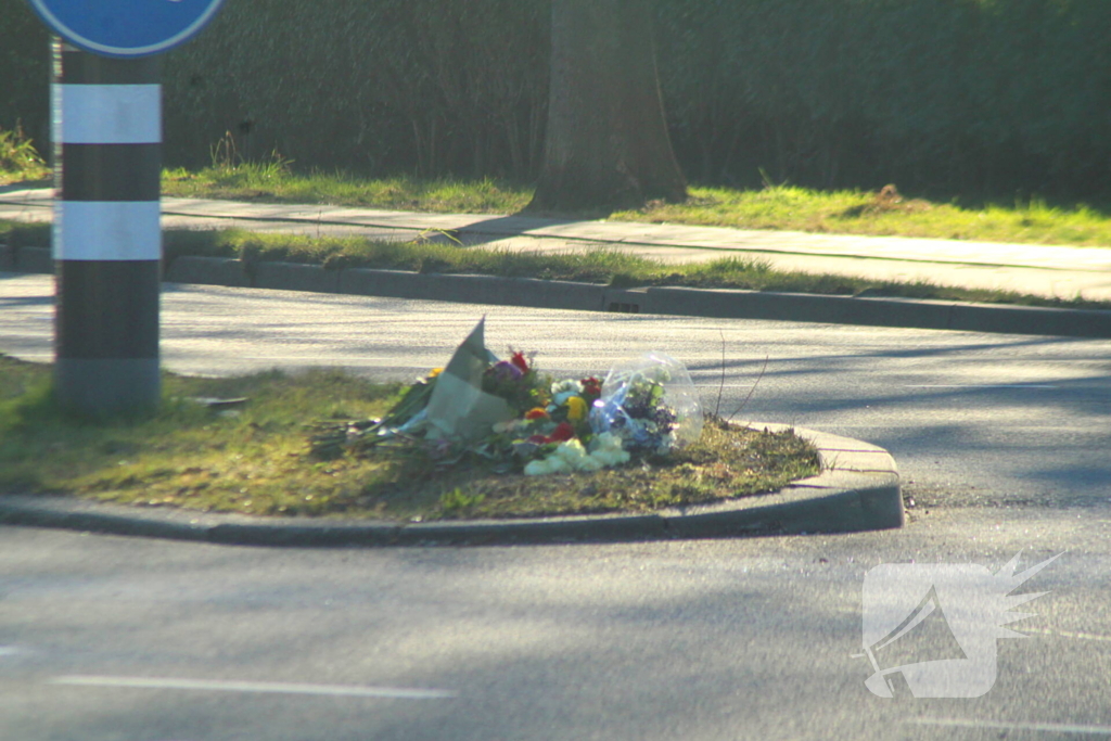 Bloemen neergelegd ter nagedachtenis aan overleden fietser