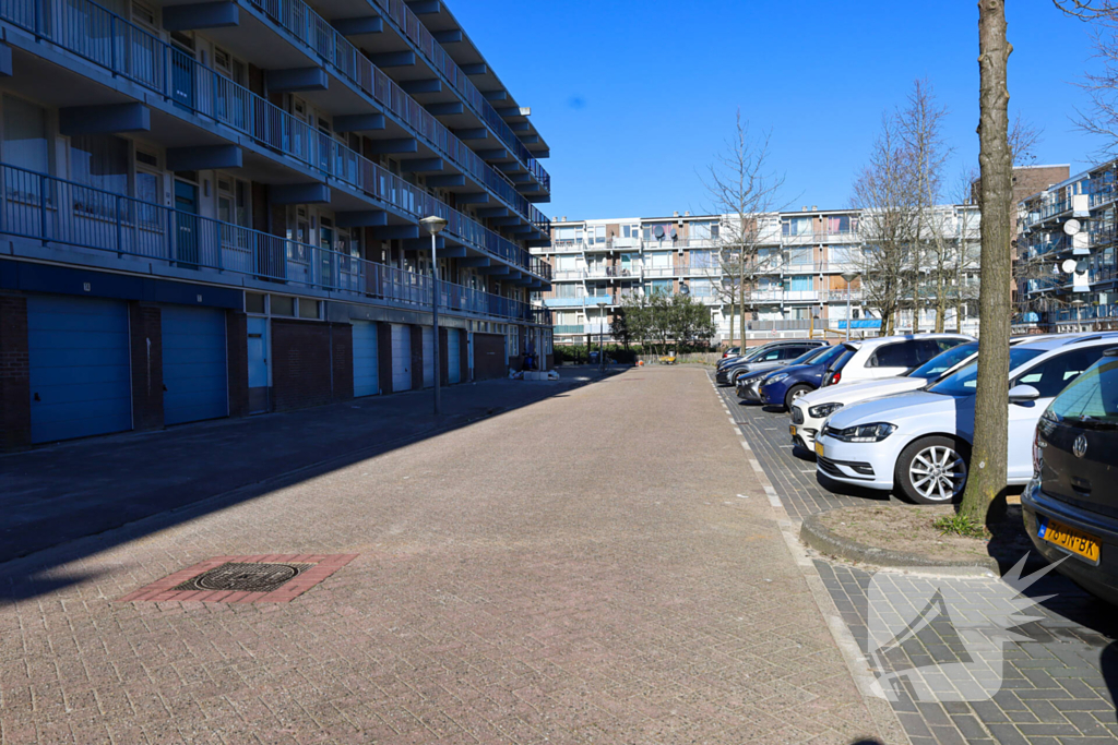 Huisraad op straat gegooid, twee agenten gewond