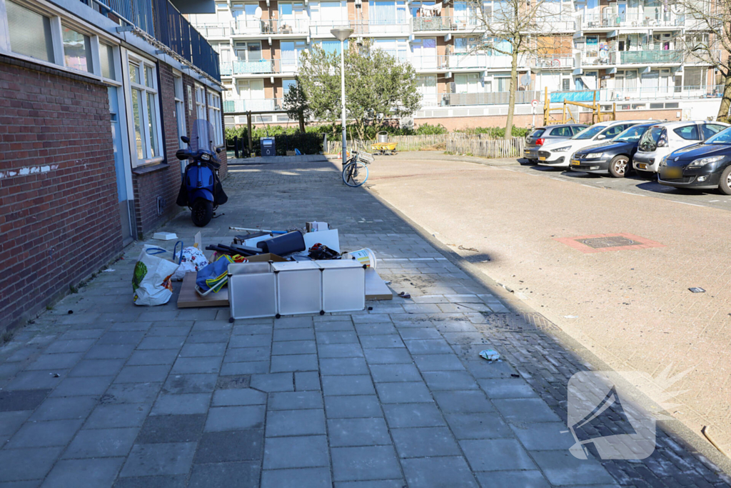 Huisraad op straat gegooid, twee agenten gewond