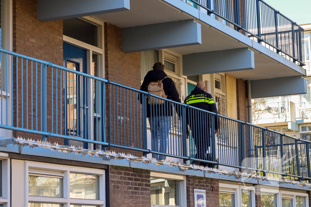 Huisraad op straat gegooid, twee agenten gewond