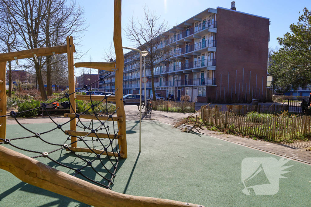 Huisraad op straat gegooid, twee agenten gewond